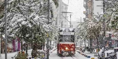 İstanbul'a Mevsimin İlk Karı Düştü: 5 İlçede Beyaz Örtü Alarmı!