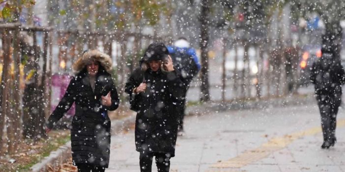 Meteoroloji'den Uyarı Kar Geliyor: Perşembe'den İtibaren Hava Sıcaklıkları 8 Derece Birden Düşecek