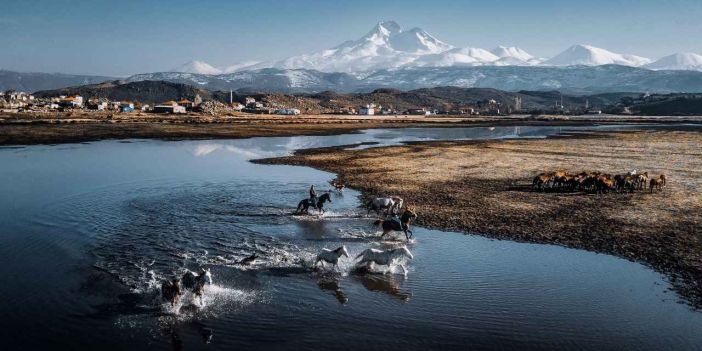 Erciyes Dağı'nın Zirvesindeki Tarihi Mağara, Dağcıların İlgi Odağı Oldu