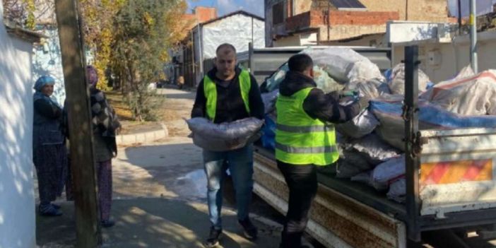 Ödemiş'te Budama Artıkları İhtiyaç Sahiplerine Yakacak Oluyor