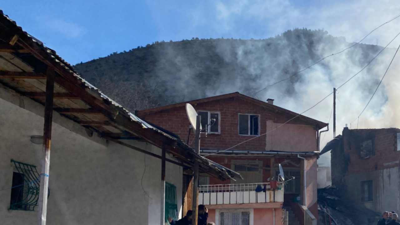 Gümüşhane'de Anız Yangını: İki Ev Kullanılamaz Hale Geldi